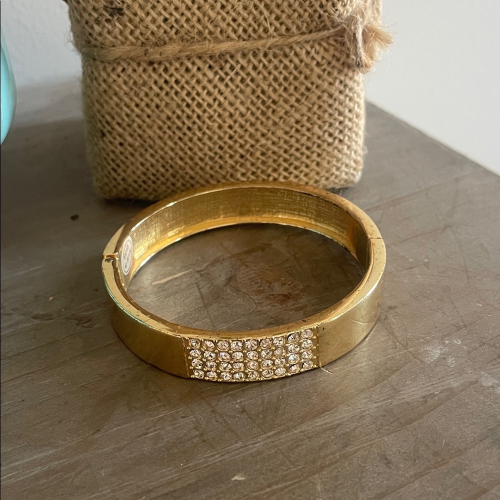 Elegant Gold Bracelet with Crystal Accents